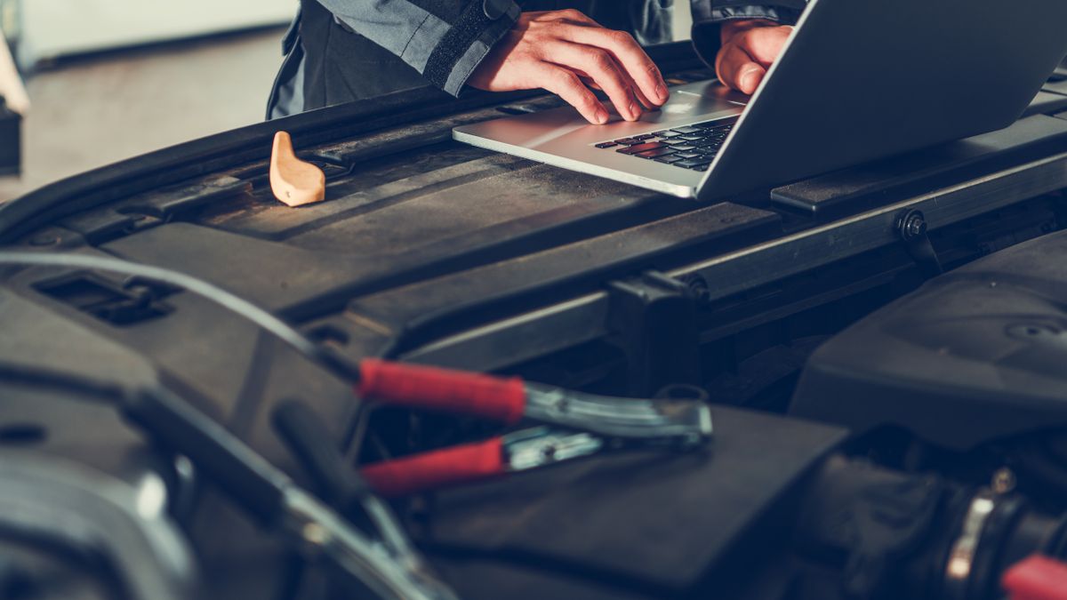 A car mechanic using a computer.