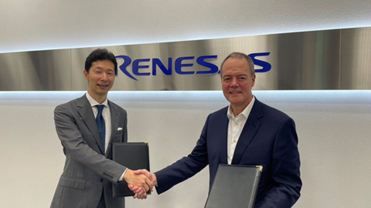 President and CEO of Renesas Hidetoshi Shibata and President and CEO of Wolfspeed Gregg Lowe shake hands at the signing ceremony at Renesas Tokyo headquarters.